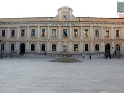 Arriviamo in piazza Risorgimento, largo che si apre davanti alla scuola �Giuseppe Garibaldi�
